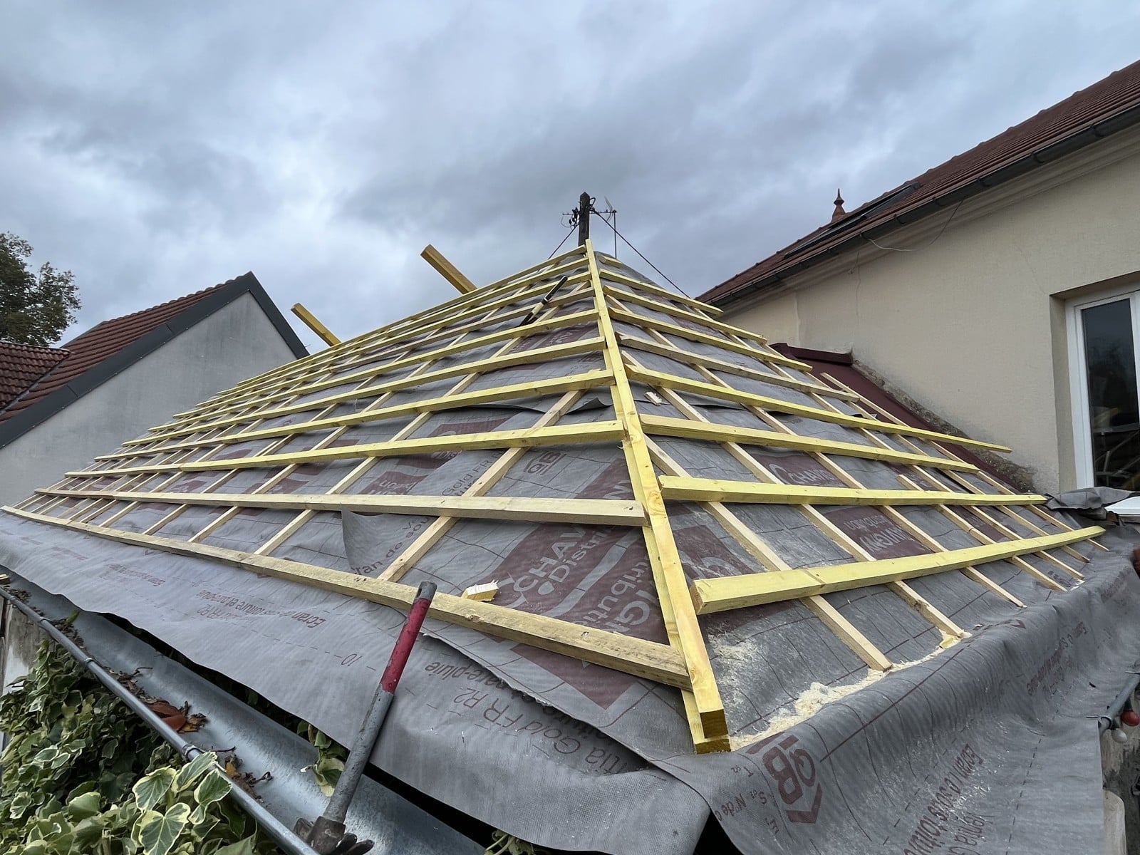 Rénovation toiture maison à 91 Marcoussis – Couvreur Châtelain – la toiture PENDANT la rénovation de cette toiture Rénovation toiture maison à 91 Marcoussis - Couvreur Châtelain - la toiture PENDANT la rénovation de cette toiture